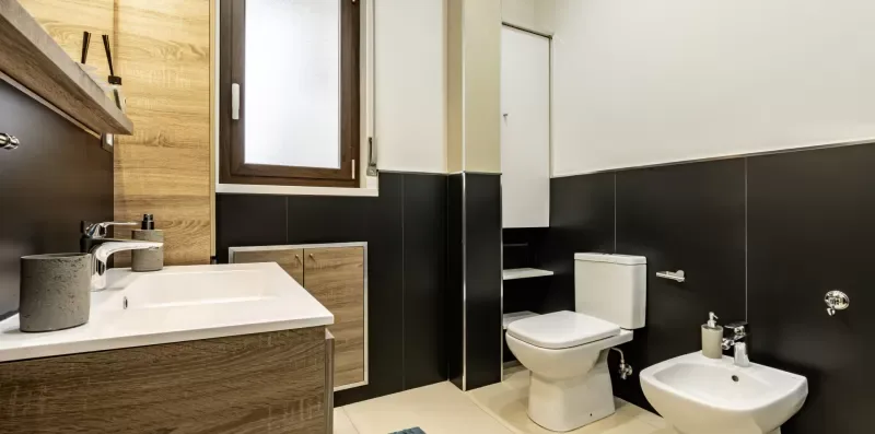 Un baño con lavabo, inodoro y bidé.