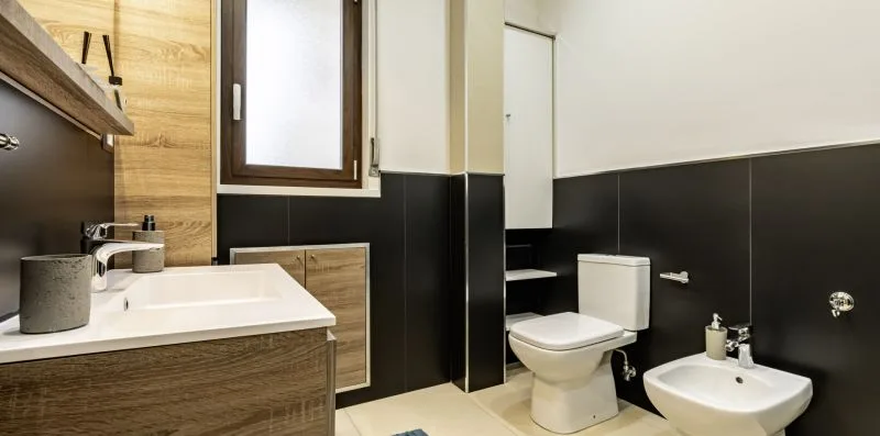 Un baño moderno con lavabo, inodoro y bidé.