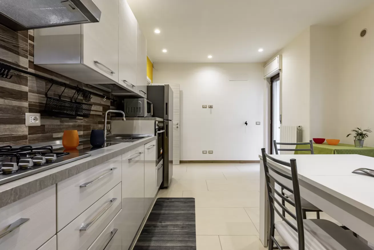 Una cocina moderna con una mesa de comedor y sillas.