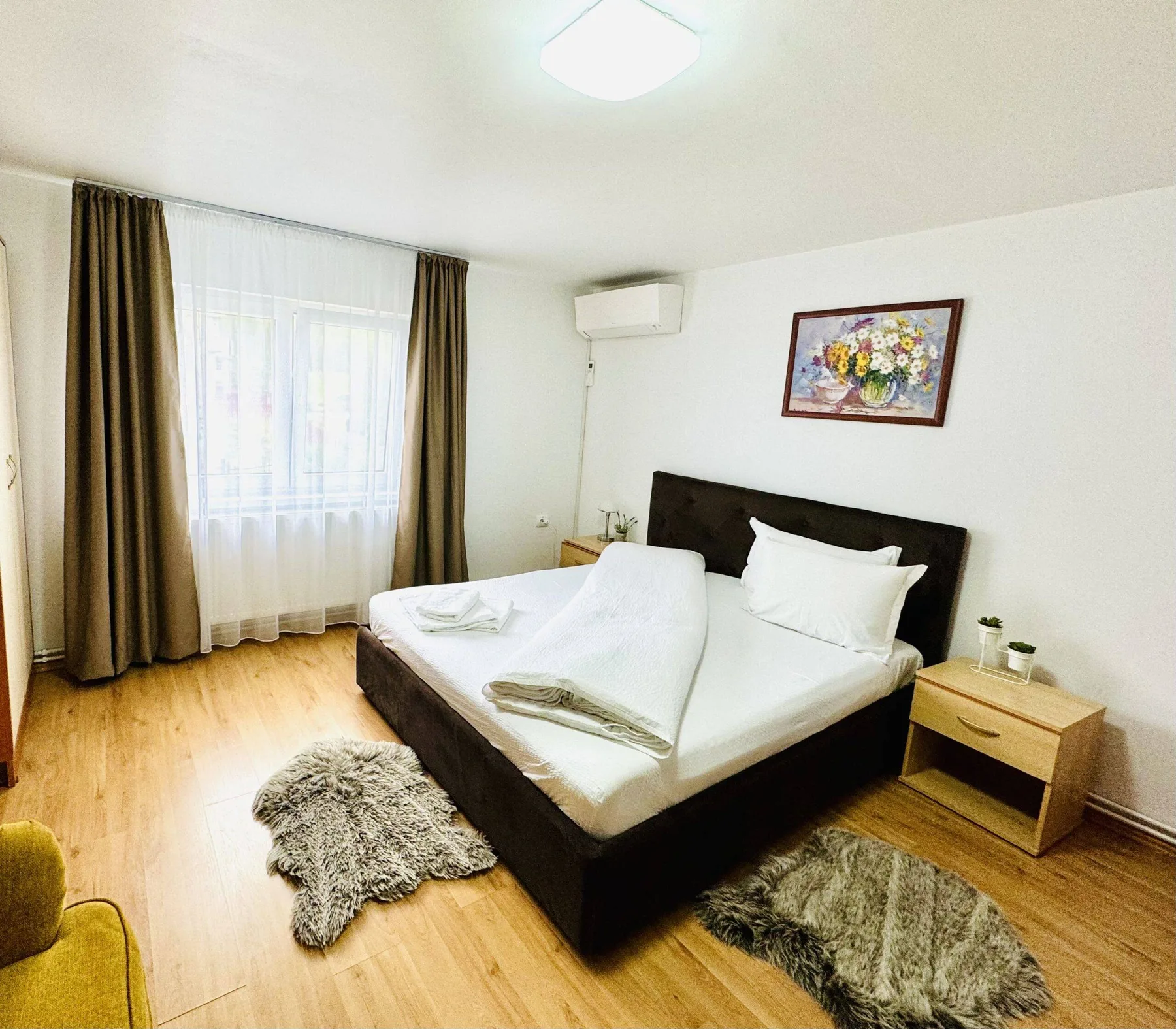 Dormitorio con cama doble.
