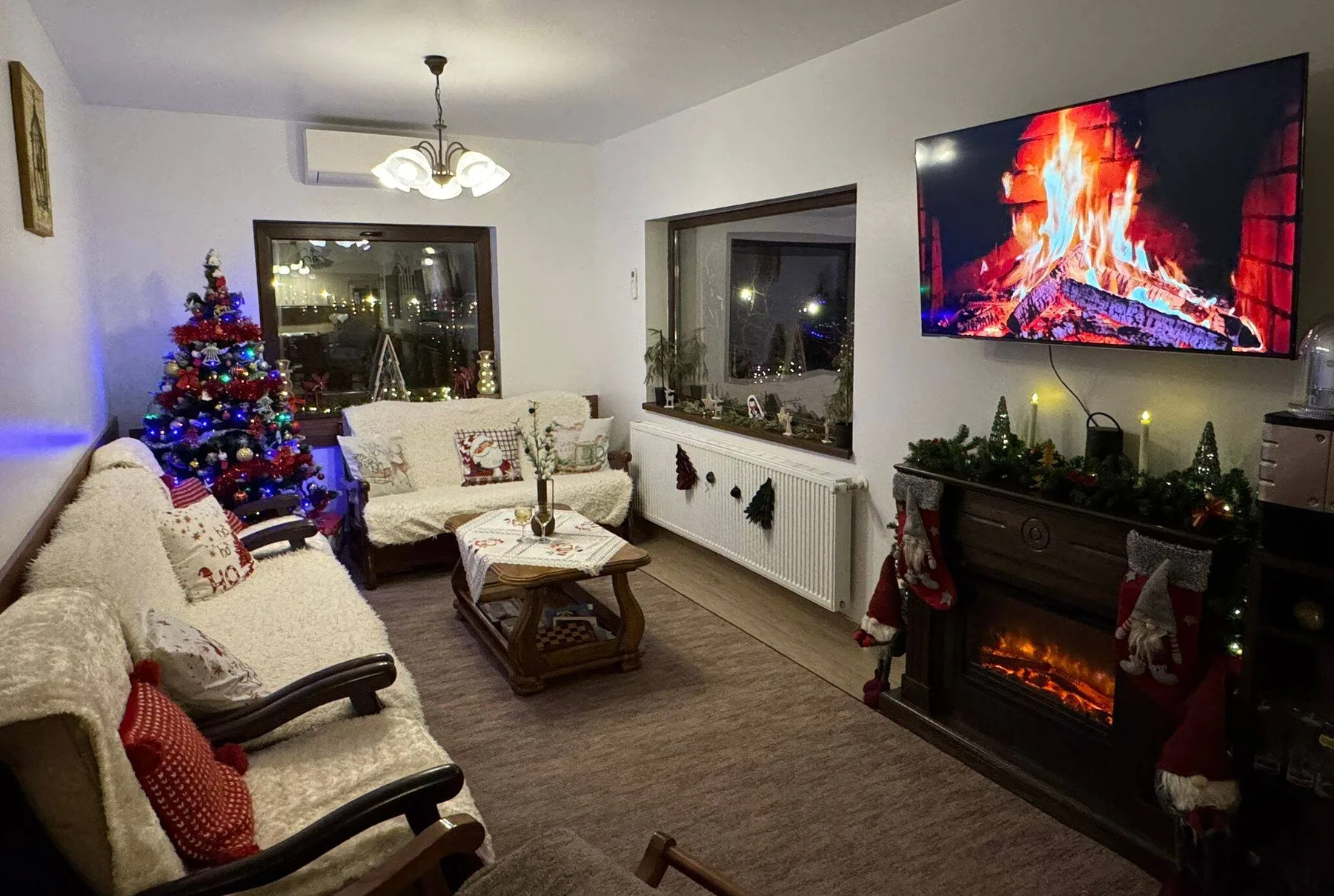 Sala de estar con chimenea eléctrica.
