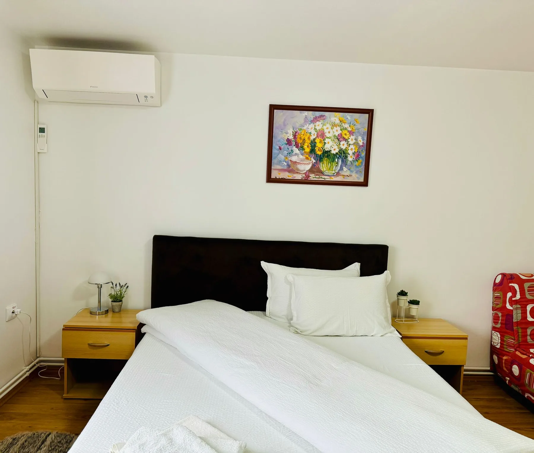 Dormitorio con cama y aire acondicionado.