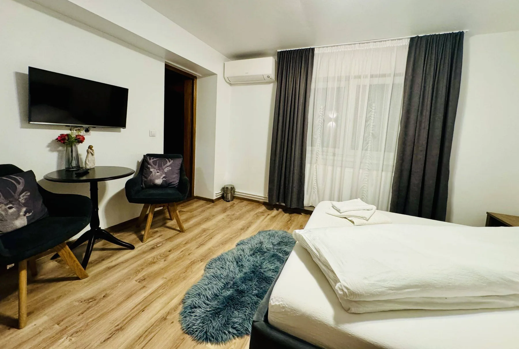 Dormitorio amueblado con aire acondicionado.