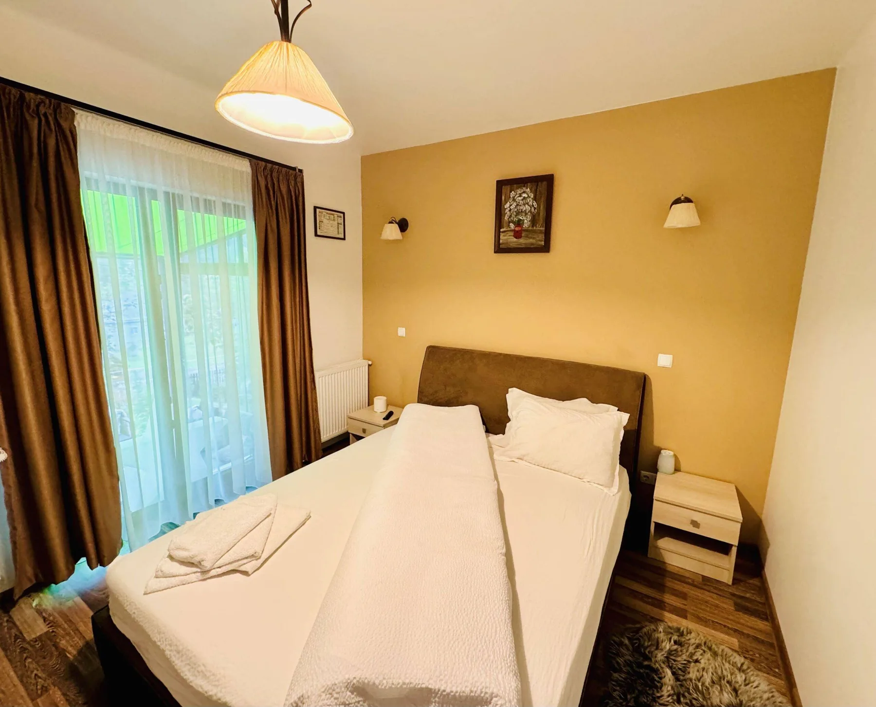 Dormitorio con cama doble.