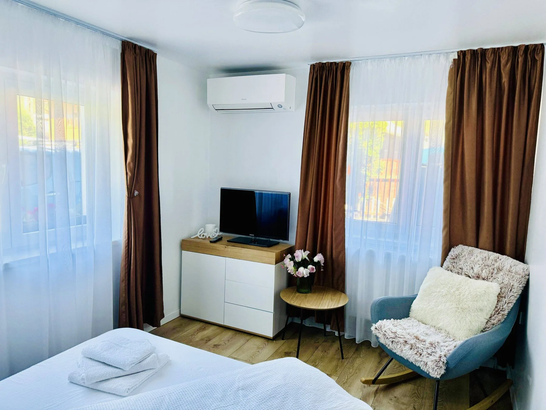 Dormitorio con cama doble y aire acondicionado.