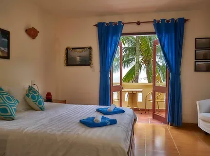 Upstairs private double room with balcony and sea view