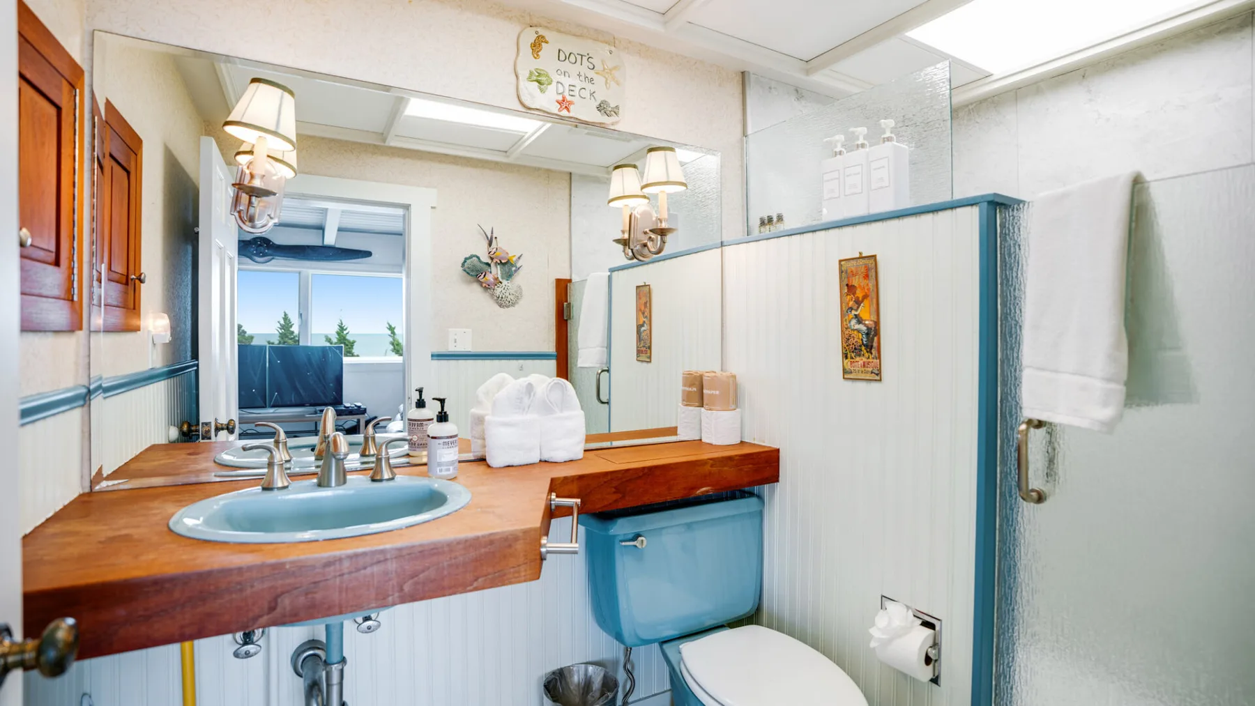 Un baño con lavabo, tocador y zona de ducha.