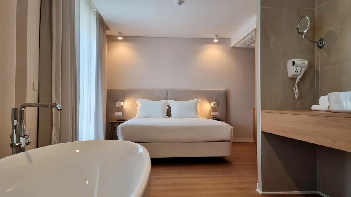 Habitación doble con una cama grande y bañera