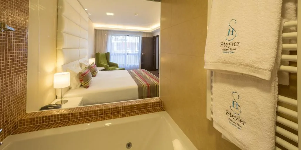 Suite prémium con bañera, cama grande y zona de estar