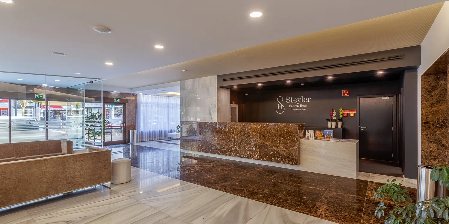 Recepción y salón del hotel