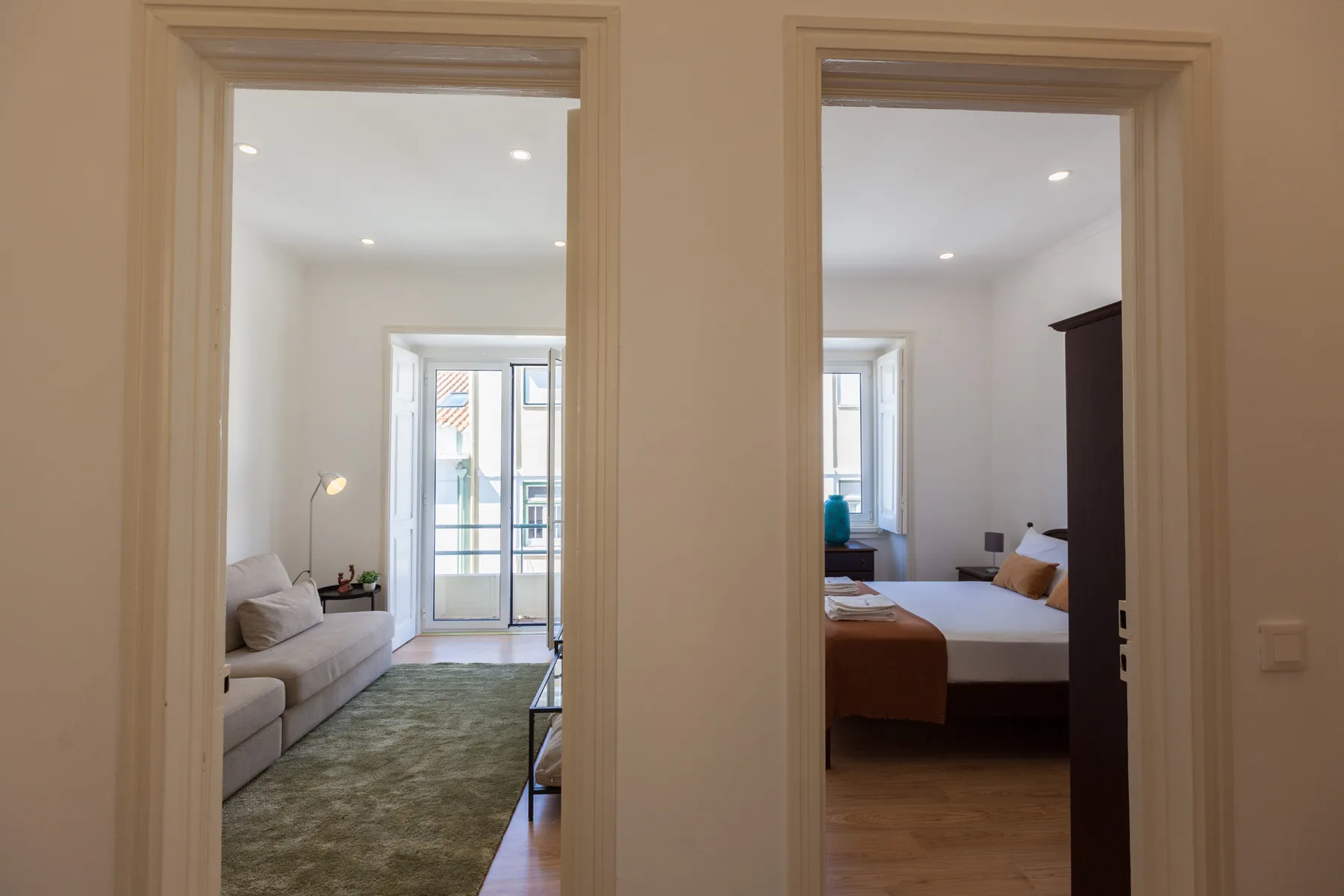 Un pasillo da a una sala de estar y un dormitorio.