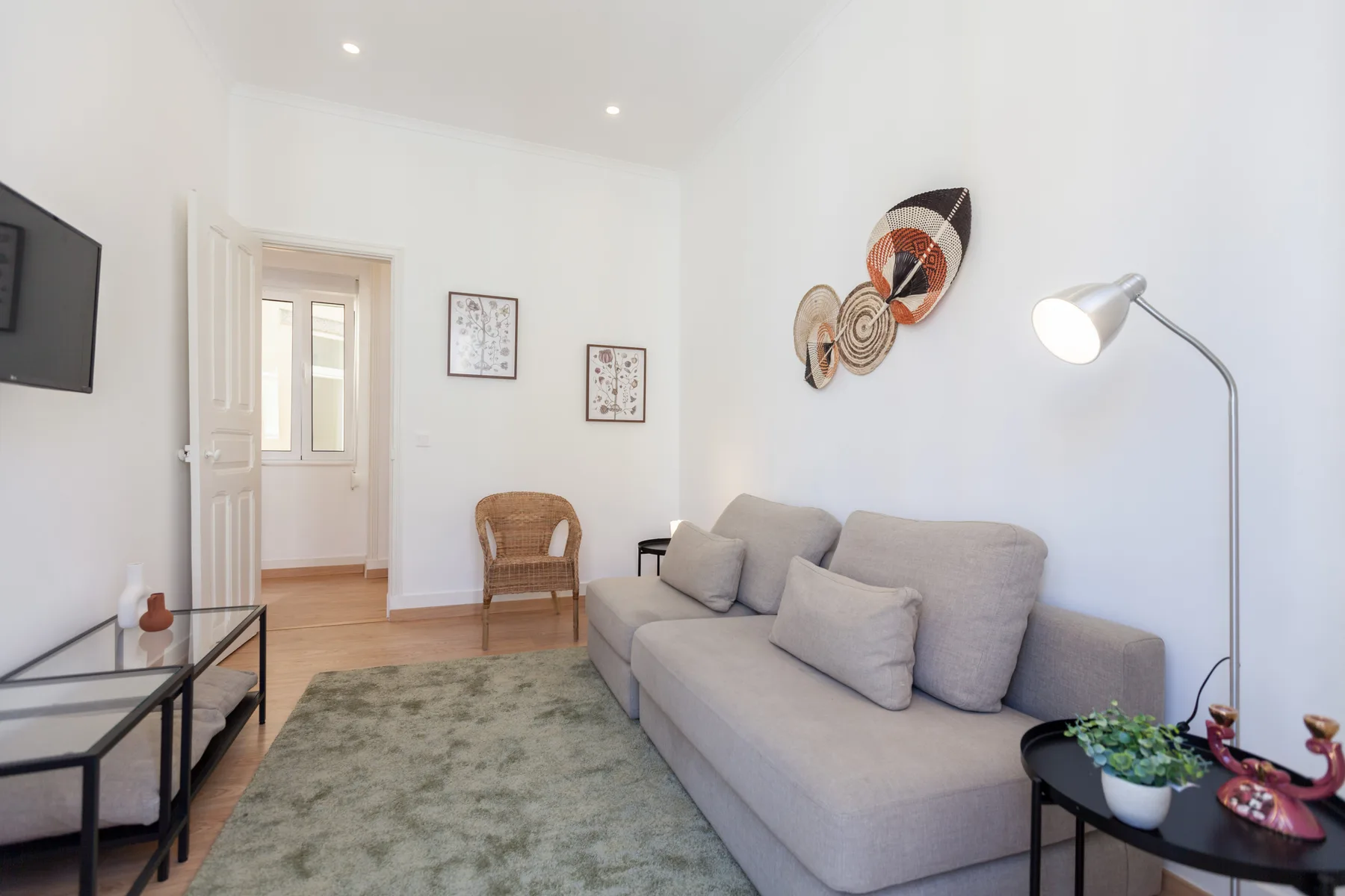Una sala luminosa con asientos, una alfombra y adornos en la pared.