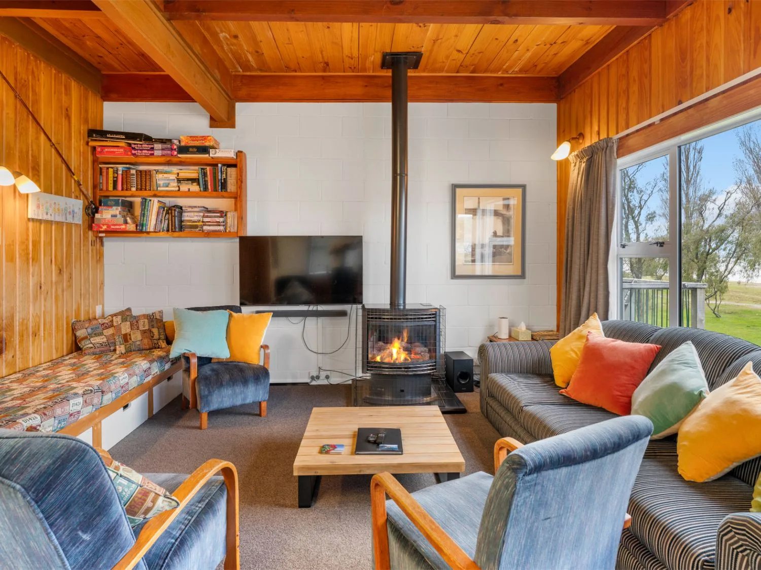 Una sala de estar con chimenea y zona de asientos en la propiedad