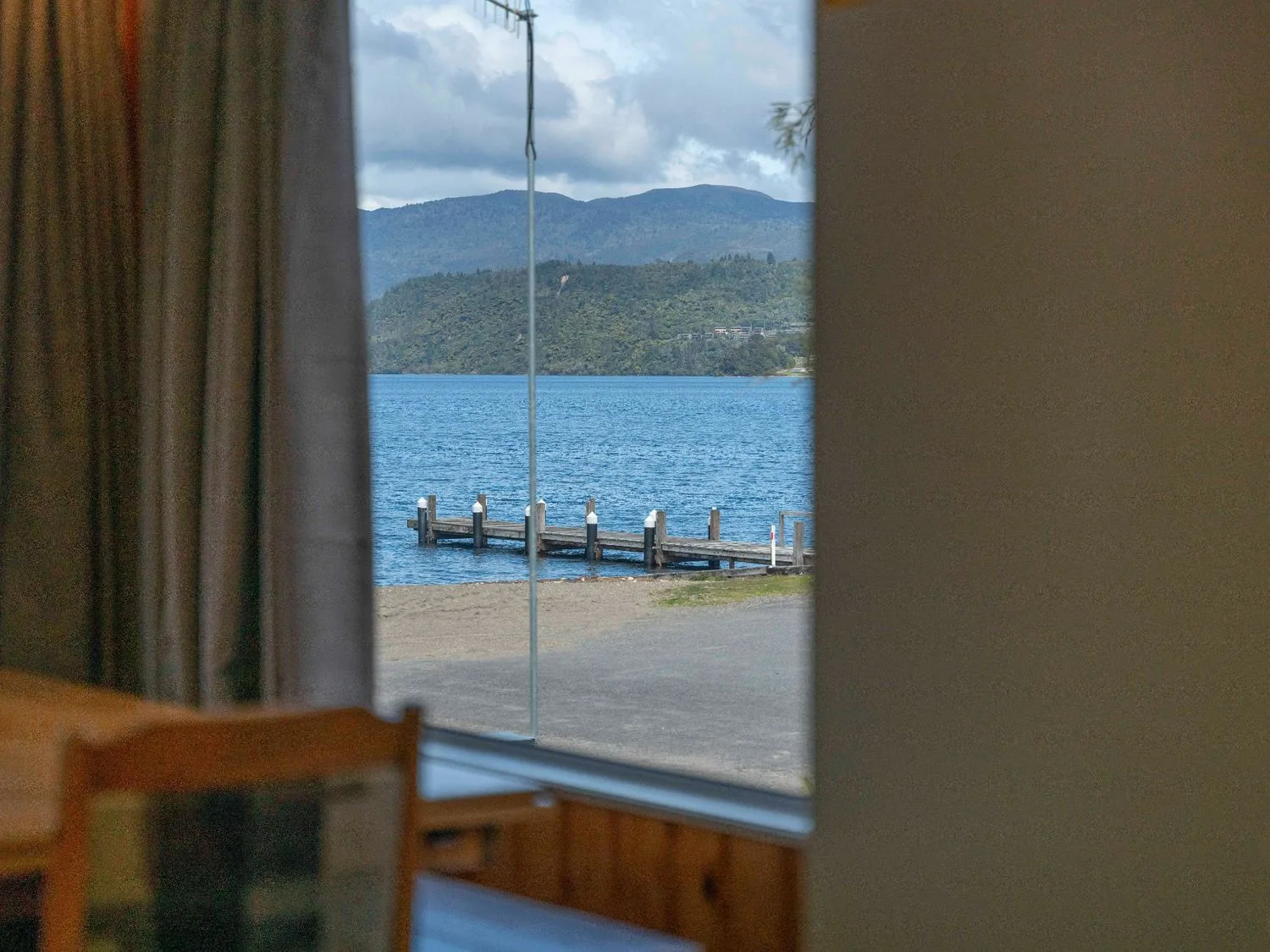 Vista de un muelle y del agua a través de una ventana de la propiedad
