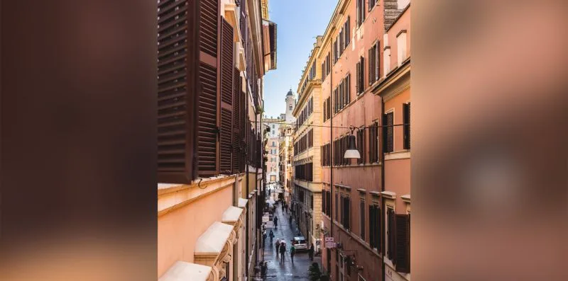 Una calle estrecha de la ciudad pasa entre edificios muy próximos.
