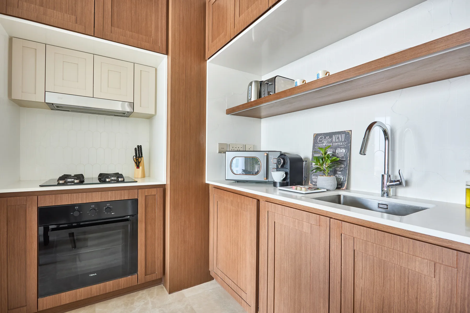 Una cocina moderna con gabinetes de madera, una estufa y un fregadero.