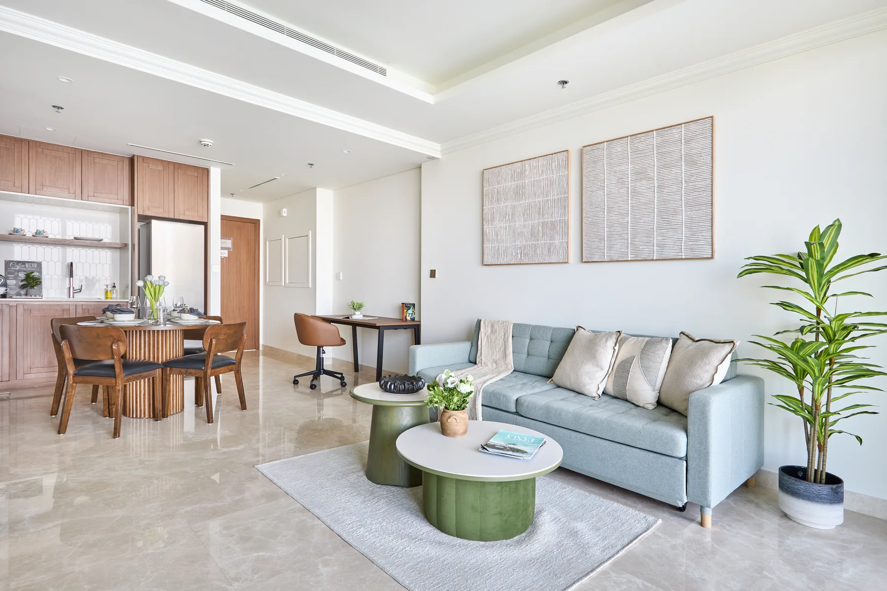 Una sala luminosa con sofá, mesas de centro y comedor.