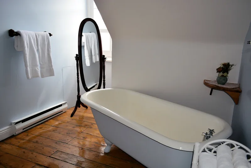 Baño de la suite Princesse con bañera con patas y ducha independiente
