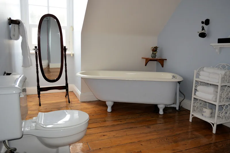 Baño de la suite Princesse con bañera con patas y ducha independiente