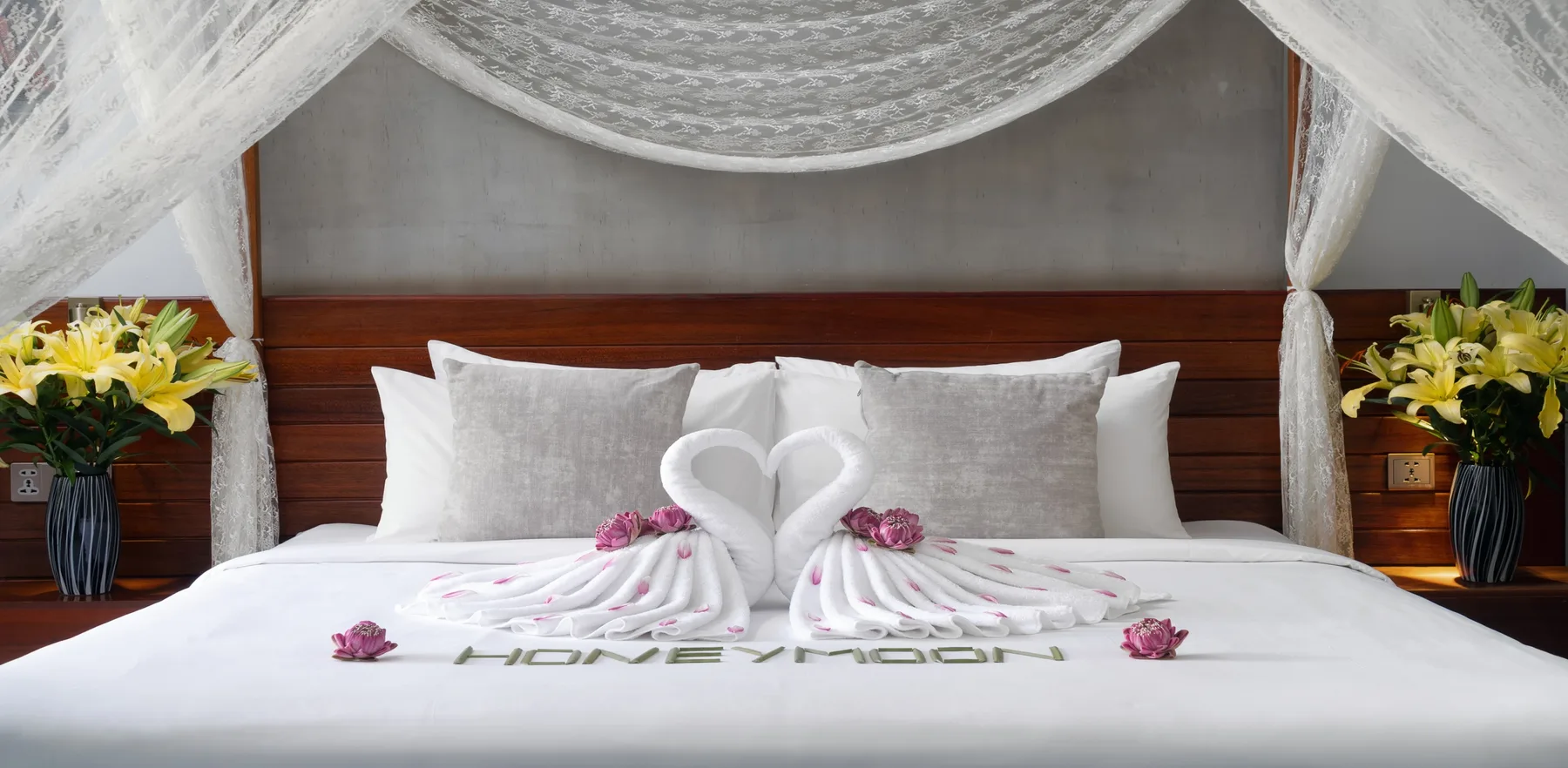 Habitación de lujo con cama king y balcón
