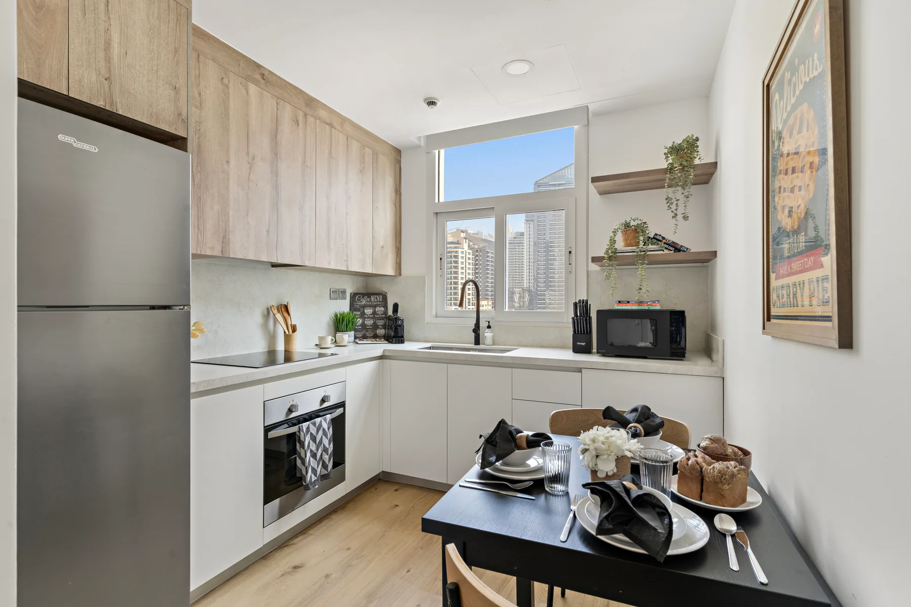 Una cocina luminosa con un comedor y una mesa preparada para comer.