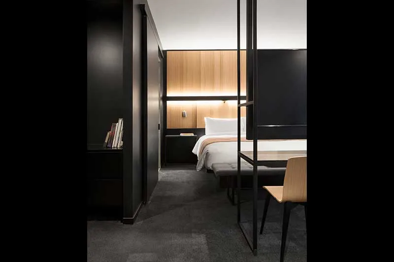 Habitación del hotel con detalles en negro y madera
