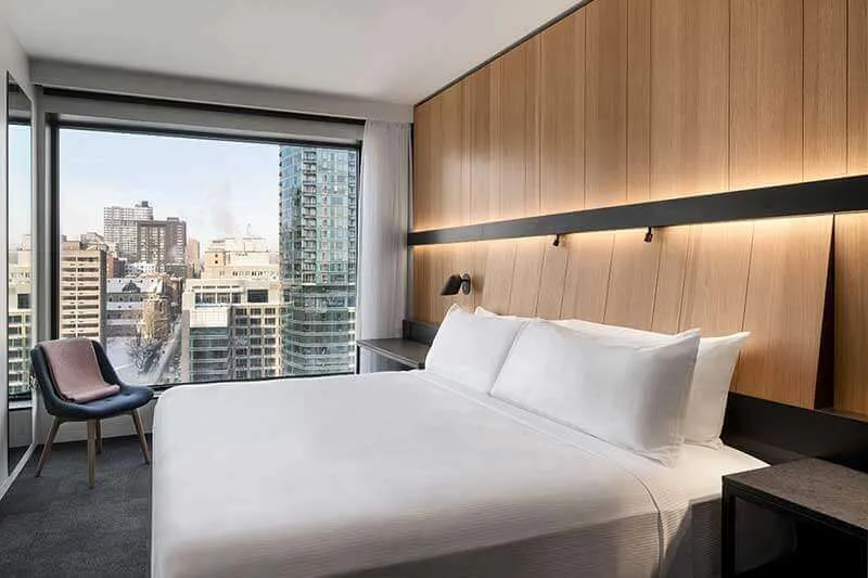 Standard room with downtown Montréal view