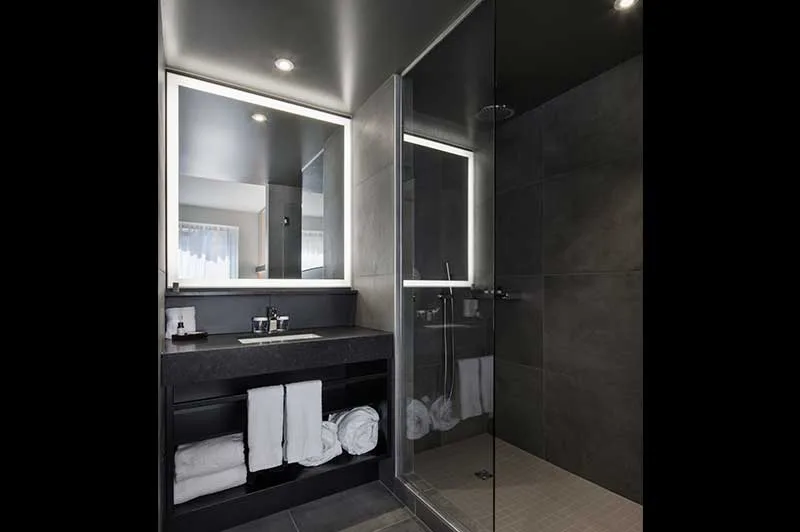 Baño de la suite con ducha de lluvia