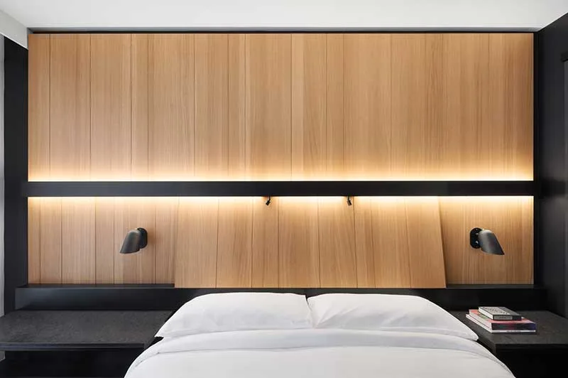 Standard room with black and wood décor
