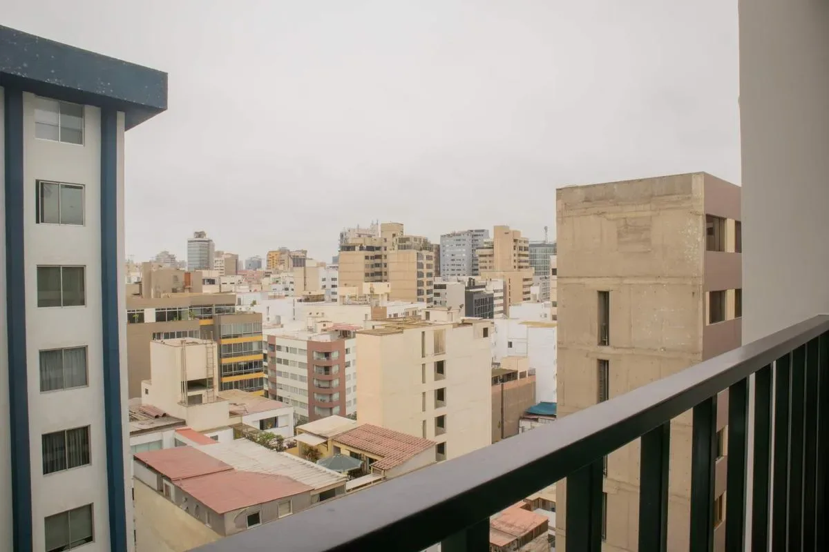 Sunlit 1BR w/ Private Balcony in Miraflores