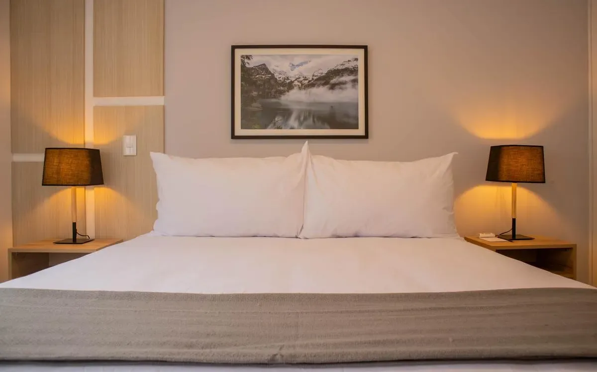 Sunlit 1BR w/ Private Balcony in Miraflores