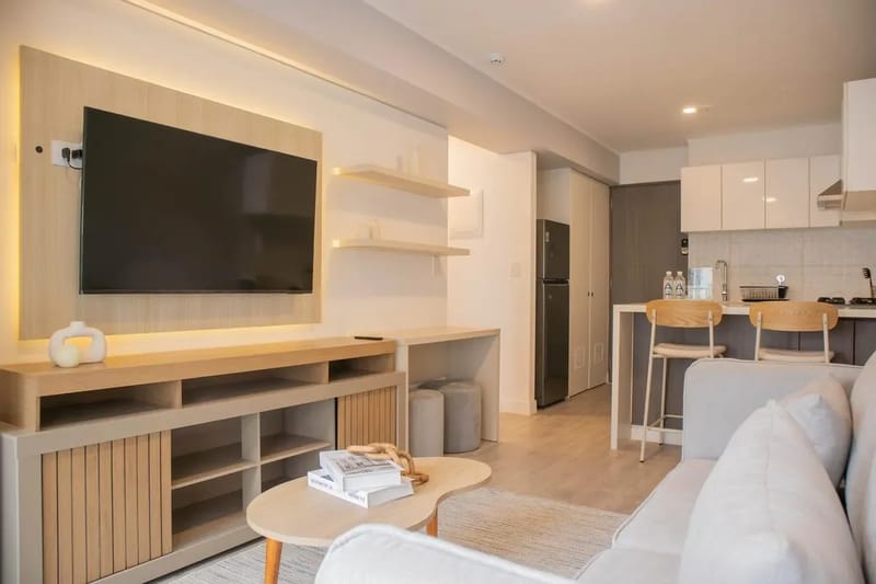 Sunlit 1BR w/ Private Balcony in Miraflores