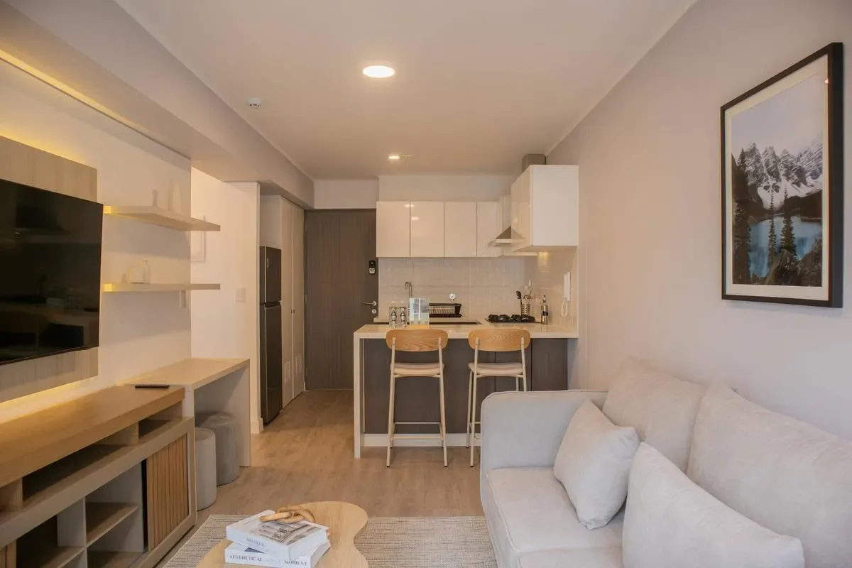 Sunlit 1BR w/ Private Balcony in Miraflores