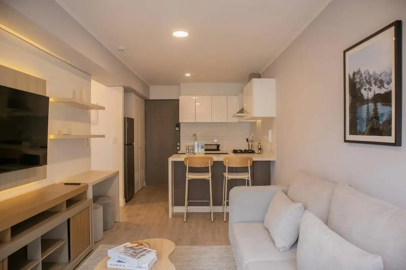 Sunlit 1BR w/ Private Balcony in Miraflores