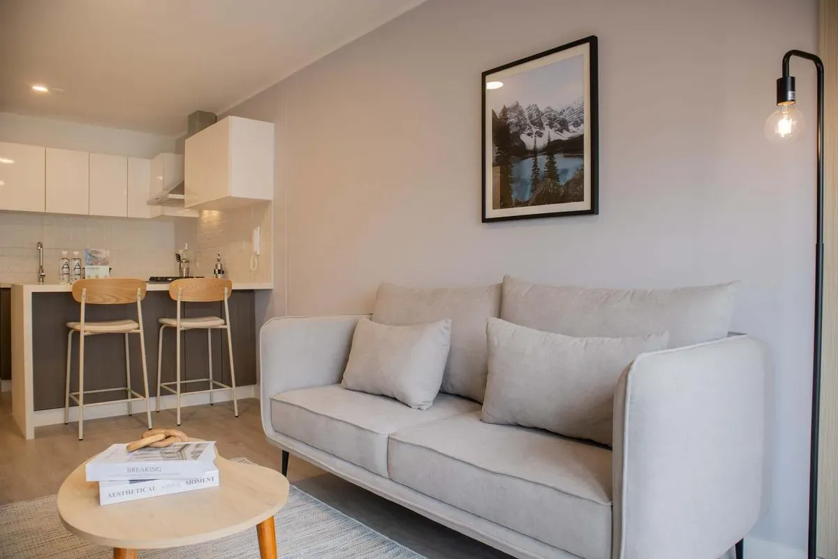 Sunlit 1BR w/ Private Balcony in Miraflores