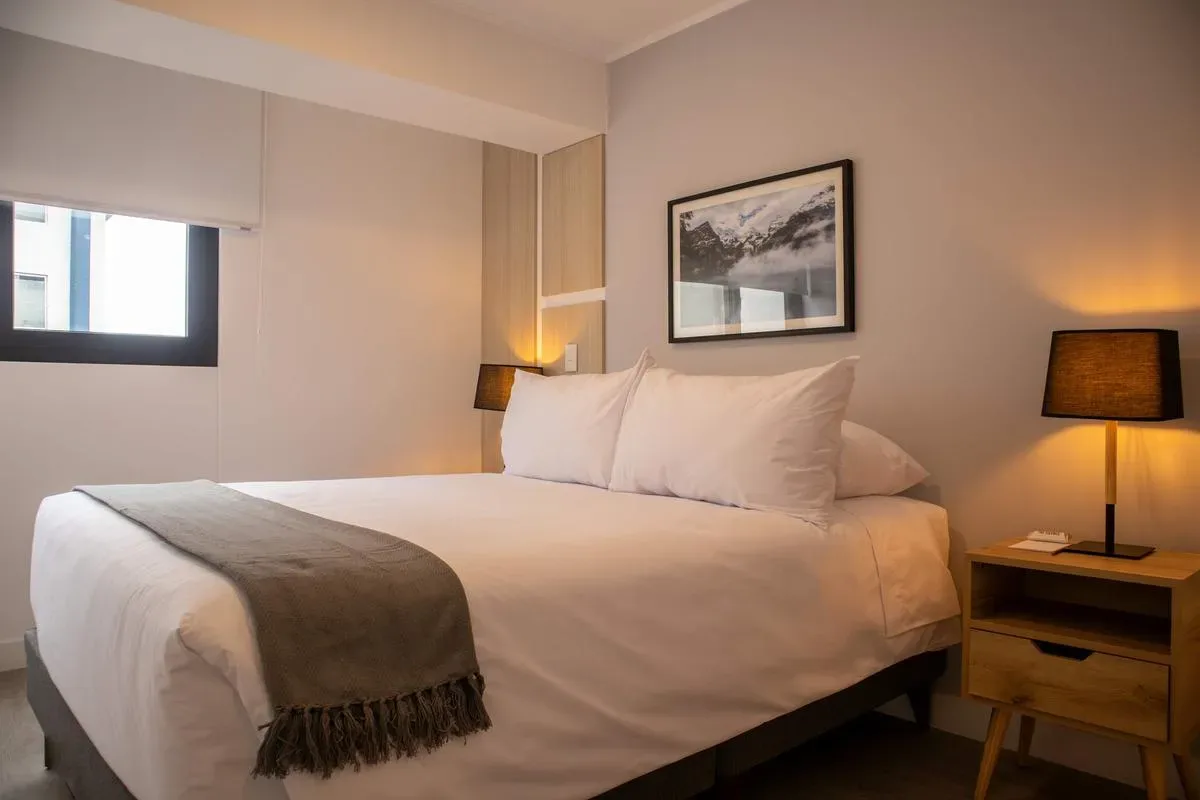 Sunlit 1BR w/ Private Balcony in Miraflores