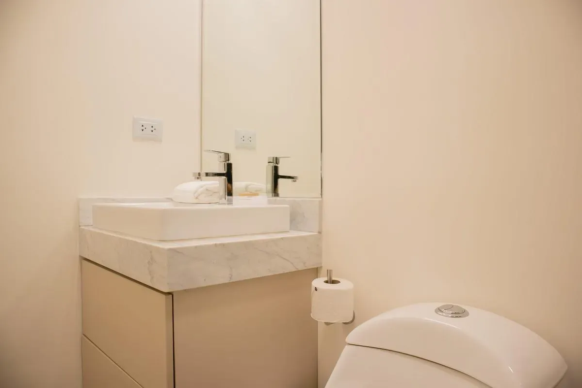Sunlit 1BR w/ Private Balcony in Miraflores