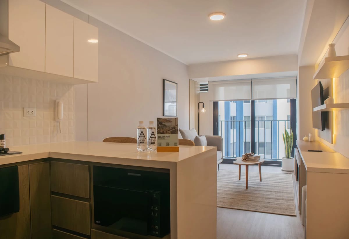 Sunlit 1BR w/ Private Balcony in Miraflores