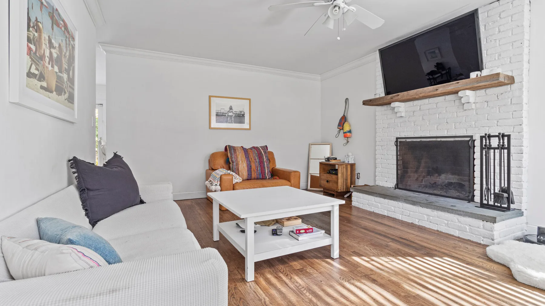 Una sala luminosa con asientos, una mesa de centro y una chimenea.