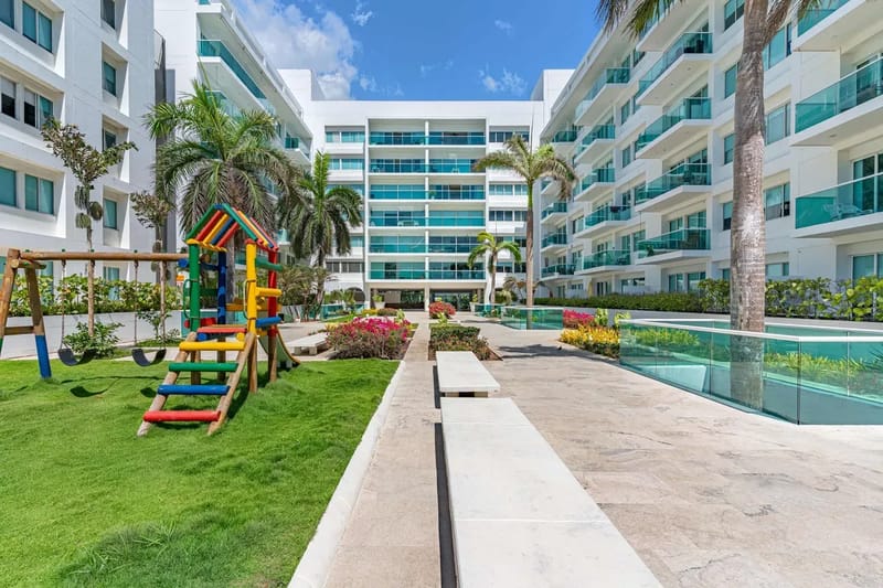 Deluxe 2BR w/ Terrace & A/C in Morros