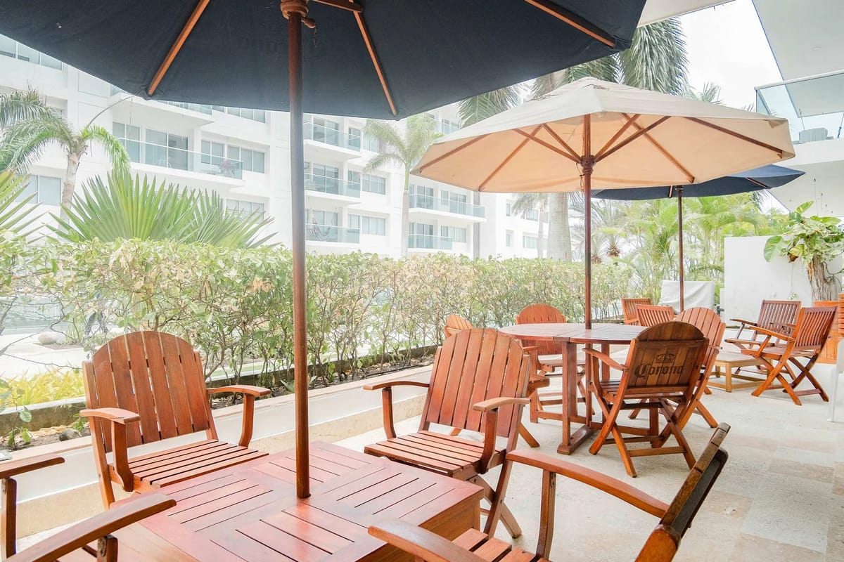 Deluxe 2BR w/ Terrace & A/C in Morros