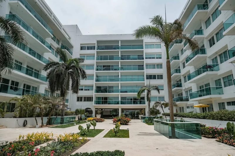 Deluxe 2BR w/ Terrace & A/C in Morros