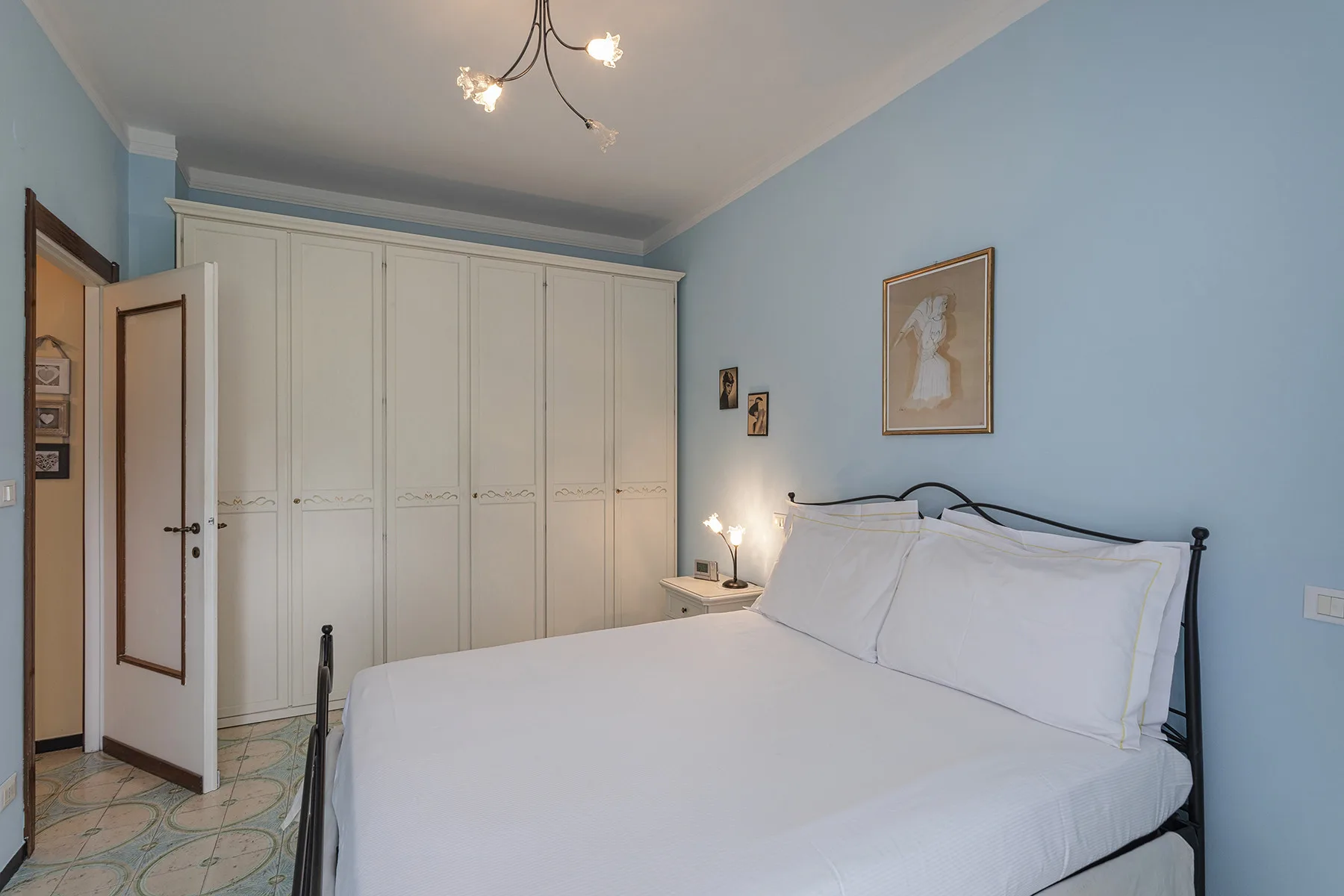 Un dormitorio con una cama grande y armarios empotrados.