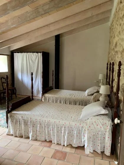 Un dormitorio con dos camas bajo un techo inclinado de madera.
