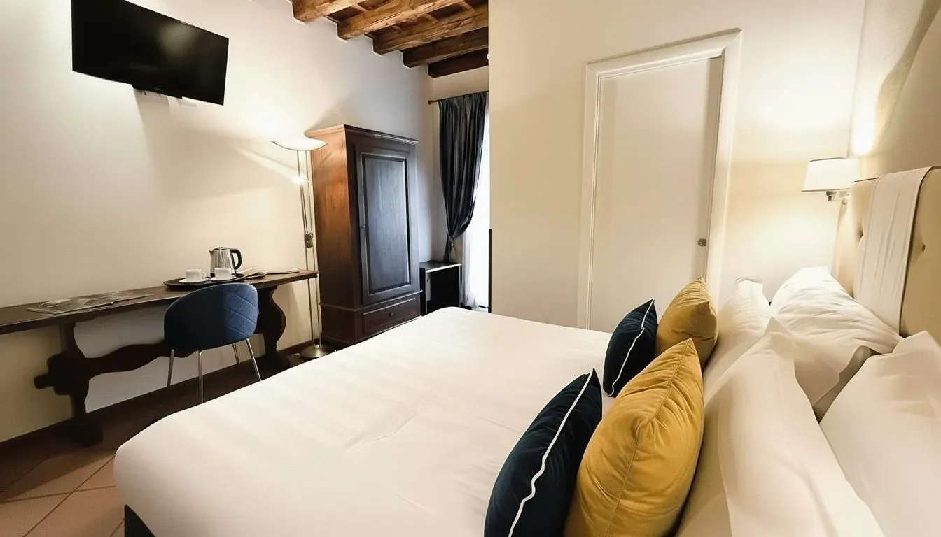 Dormitorio con cama, escritorio, armario y televisor.