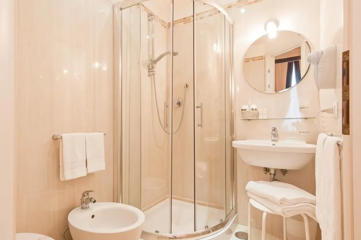 Baño con ducha, lavabo y bidé.
