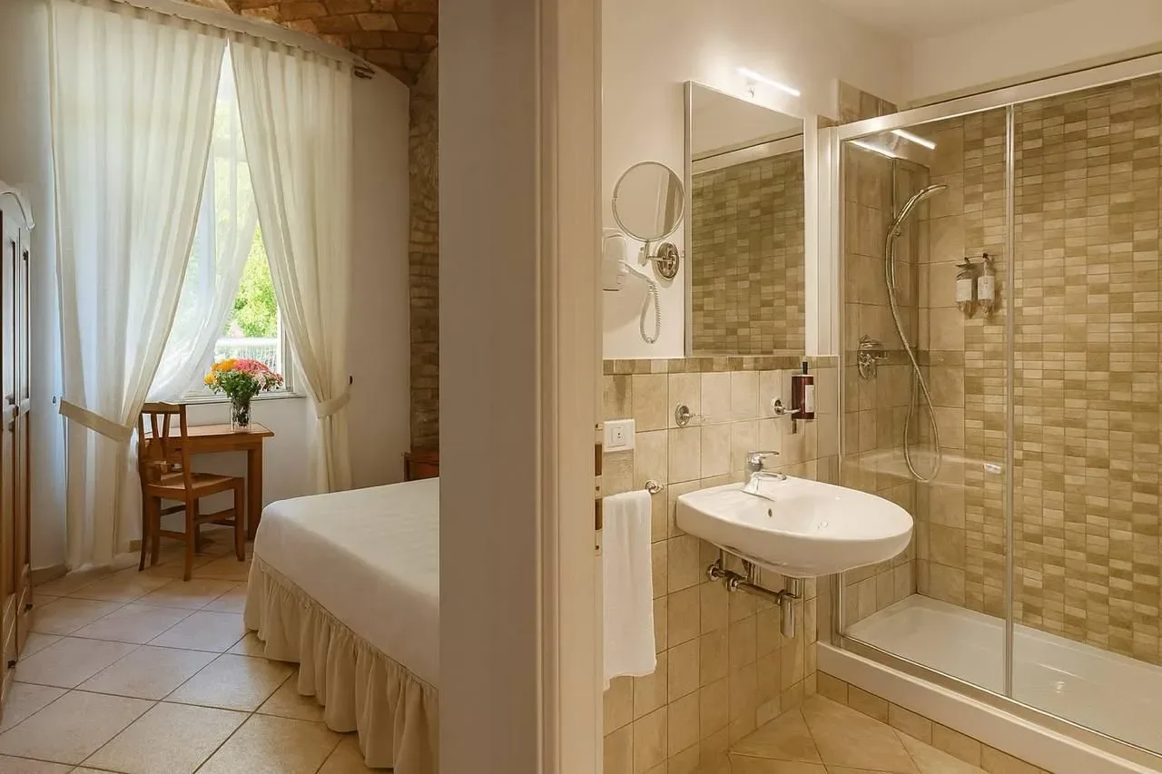 Interior de una habitación con cama y zona de baño.