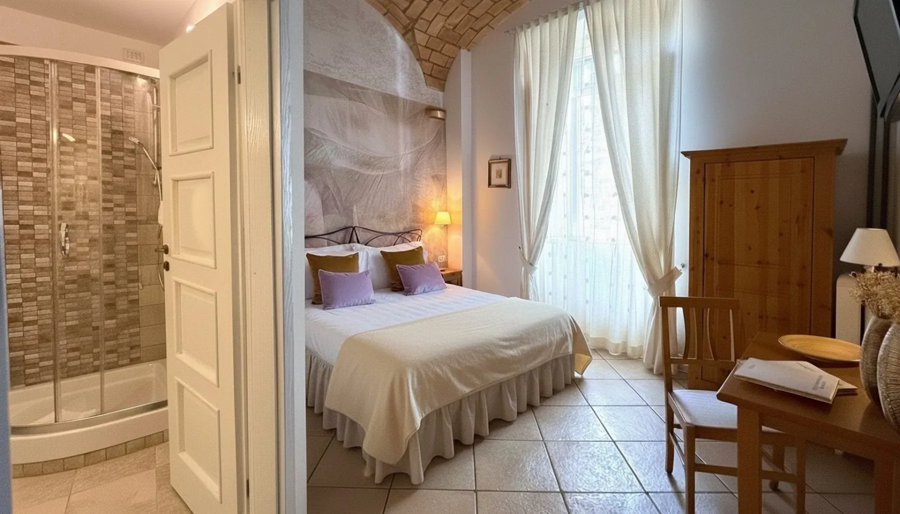 Dormitorio con cama, ducha, muebles de madera y techo abovedado.