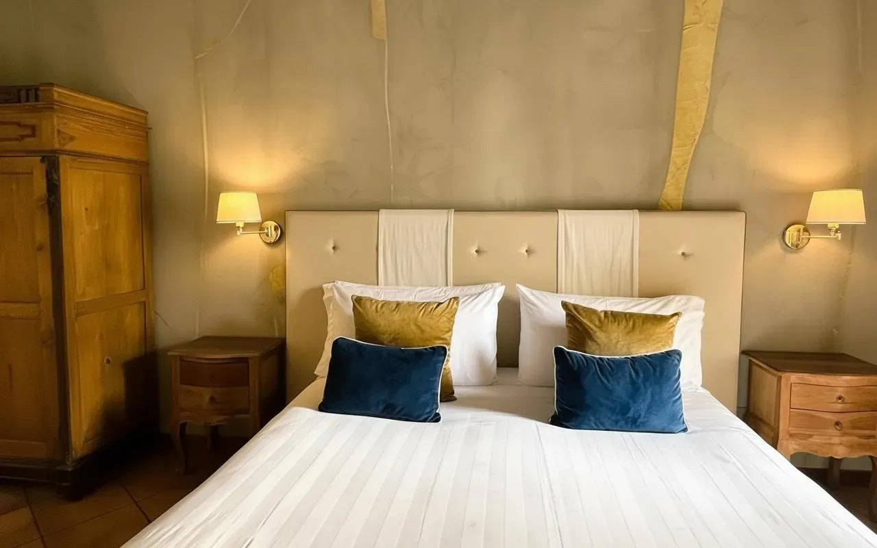 Dormitorio con cama, mesitas de noche y armario.