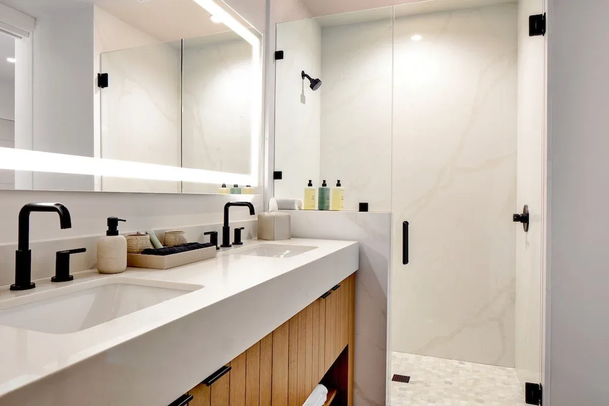 Baño del hotel con ducha a ras de suelo